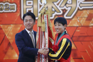 【日本ダービー】小泉進次郎農水大臣が表彰式に登場…スタンドから「コメー！」の声援