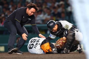 【阪神】石井大智の右頭部に打球直撃　担架搬送で甲子園悲鳴…中継局もリプレー流さず