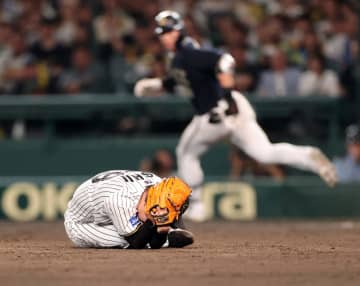 ライナーが頭部に直撃　9回に阪神・石井大智にアクシデント　担架で運ばれ球場騒然　 湯浅京己が緊急登板