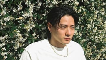 平野紫耀 LAでの“めっちゃ笑顔”なオフショット公開！どアップでピースやインパクト抜群の“ロボットショット”も！？