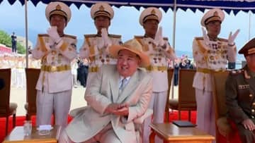 北朝鮮、横倒しになっていた駆逐艦の進水に成功　アナリストらに衝撃