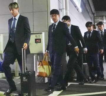 サッカー日本代表が帰国　オーストラリアに黒星