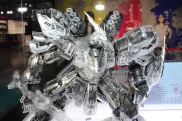 νガンダムとともにクリア成形のサザビーも発売！　大迫力の「MG 1/100 サザビー Ver.Ka [メカニカルクリア]」【ガンダムベース撮り下ろし】