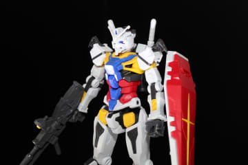 赤いガンダムに続き、「HG 1/144 白いガンダム」が12月に発売決定！　赤いガンダムとは異なるカラーと武装を備えた機体【ガンダムベース撮り下ろし】