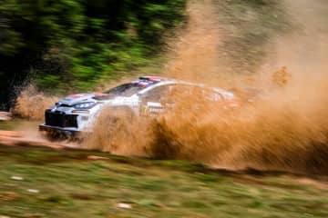 勝田貴元が横転、Mスポーツ全車にトラブルの大荒れデイ1を、トヨタのオジエがリード／WRC第6戦サルディニア