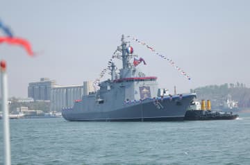 北朝鮮メディア、横倒し事故「新型駆逐艦」が進水と報道