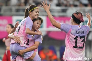 ｢サッカー界のレディー・ガガ｣なでしこウインガー、“へそピ揺れる”爆イケビジュ公開！ピンク＆ブルーのド派手ヘアへのイメチェンに｢超かわいい｣の声