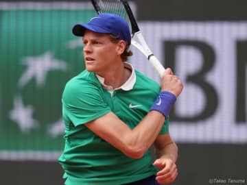世界1位シナー、ジョコビッチとの新旧王者対決を制す！決勝は世界2位アルカラスとの大一番[全仏オープン]