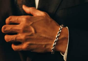 45歳が辿り着く、エルメス「グレンデシャン」のブレスレットなど。消費の美学は「意味のあるモノしか選ばない」