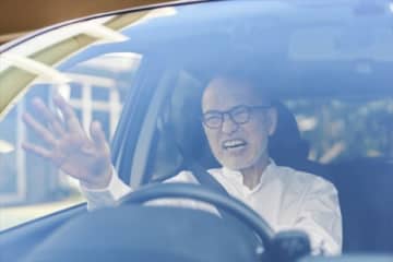 まさに因果応報…！一本道で女性ドライバーに「下がれ」と挑発的な対向車 → 後部座席から“強面の男性”が出てきて完全にビビる