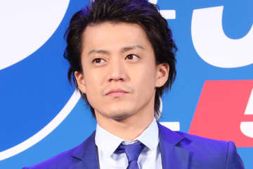 「いけおじ」「飾らず良い」小栗旬『あさイチ』で見せた“白髪交じり”ヘアに視聴者騒然