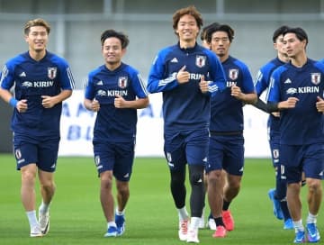 「顔隠れてる人俺」堂安、板倉、そしてもう１人はまさかの一般人扱い「一応サッカー選手なんだけどな。でも全然いじけてなんかないよ？」