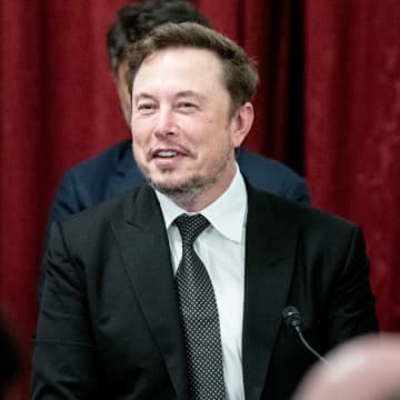 イーロン・マスク氏とドナルド・トランプ大統領のSNSでの言い合いに著名人らもウンザリ