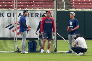 大谷翔平、ヌートバーと再会→談笑→ハグ　WBC世界一戦士が笑顔…“韓国代表”エドマンも加わる