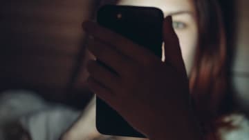 スマホが奪う「睡眠と元気」…中高生の7割が疲労、子どもに何が？