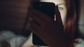 スマホが奪う「睡眠と元気」…中高生の7割が疲労、子どもに何が？