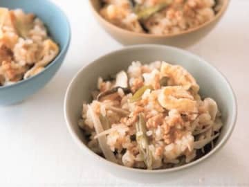 「罪悪感ゼロごはん♡」炊飯器であっという間に完成！大豆ミートの炊き込みごはんに注目