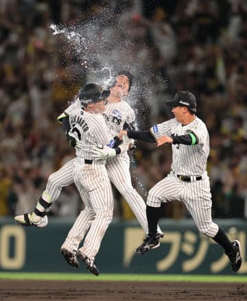 「敬遠になったときに火が入りました」阪神・木浪聖也のサヨナラタイムリーで決着　投手戦でボードには“0”が並ぶ