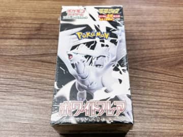 ポケカ新弾「ホワイトフレア」デラックス版を開封！　AR1枚確定＆1パック35枚入りの中身を調査＜実物レポ＞