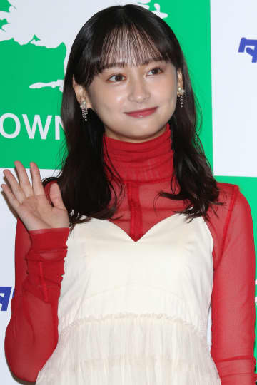 ｢まって、可愛すぎて2度見した｣“影山優佳の先輩”美人アナの眩しいスタジアムショットに反響！｢サッカー女子だと伝わりますね｣｢1枚目めっちゃ好き｣の声