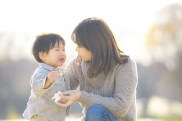 外に出ると子供がすぐに「抱っこ」とせがむ…どうして？子どもに歩いてもらうためのすべき工夫