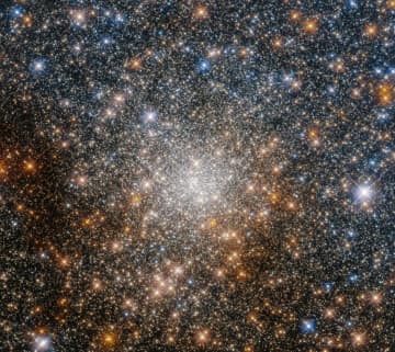 天の川銀河中心方向に輝く球状星団「Terzan 9」【今日の宇宙画像】