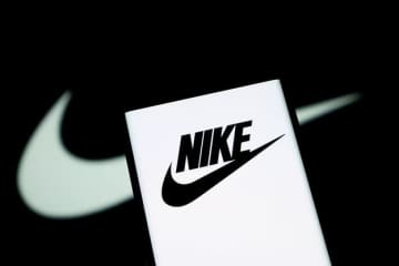 「ニャイキだ」NIKEのロゴみたいな伸びをする猫ちゃんが話題→「美脚～」「見事な伸びっぷり」