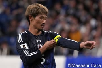｢美しい家族｣移籍報道に揺れる日本代表・守田英正、美人モデル妻との“シミラールック”の腕組みプラベショットがオシャレすぎ！