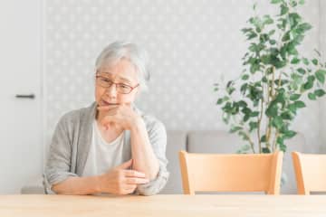65歳で夫を亡くし、いまは「遺族年金」でなんとか生活しています。貯金は残り「500万円」程度なのですが、残り20年の「老後人生」はこれでまかなえるでしょうか？