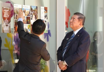 首相、地方創生で前橋視察　眼鏡大手の施設を訪問