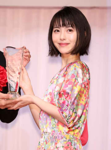 「いったいどんな撮影…」浜辺美波の最新ショットが「でかっ」「存在感つよすぎ」と話題