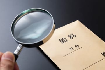 専業主婦で夫は「年収800万円」ですが、子ども2人で家計はカツカツです。周りは夏休みに「ハワイ旅行」などぜいたくしてるように感じますが、わが家は“普通より下”なのでしょうか…？