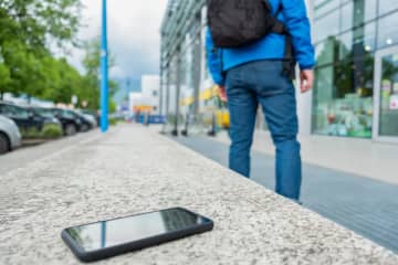海外旅行の途中でスマートフォンを置き忘れてしまいました…。保険の「携行品損害」で請求できますか？