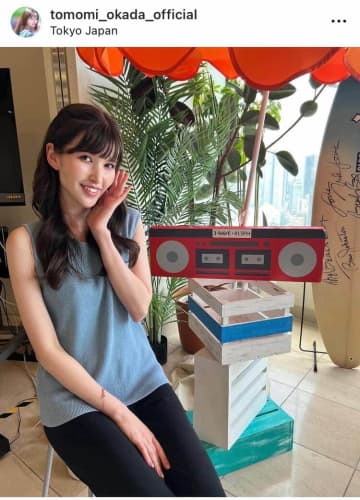 父親は亡き大物俳優...岡田朋峰26歳、美脚すらり神スタイル＆ポニテ姿に...「生徒が羨ましい」