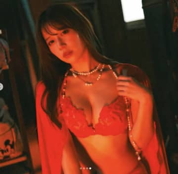 「写真集出しちゃいなよ…」グラドル・桜りん、真っ赤な妖艶ランジェリー姿にファンもん絶「セクシーで可愛い〜」