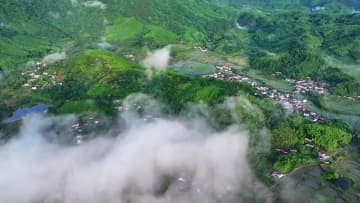 雲と霧が織り成す幻想的な田園風景　中国安徽省