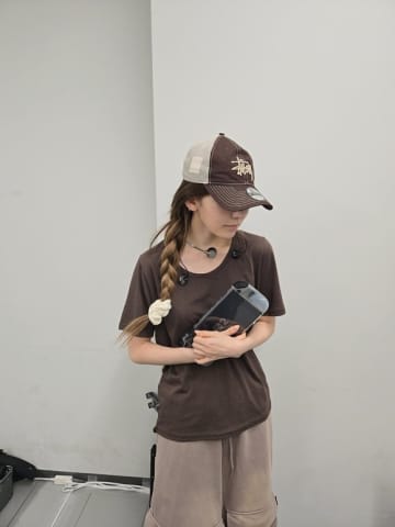 LE SSERAFIM 宮脇咲良、マネージャーのSwitch2を持って逃走！？お茶目な近況ショットに注目