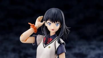 足を組んだ太ももも楽しめる！「グリッドマン ユニバース」より「宝多六花」可動プラスチックモデルが2次受注開始