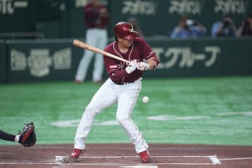 楽天・浅村栄斗が左膝に死球　149キロに悶絶…しばらく動けず騒然、プレー続行に歓声