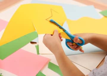 「才能の塊」小6切り絵クリエイターの力作が話題に→「ステンドグラスのよう」「繊細さにビックリ」