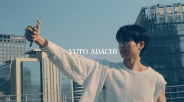 安達祐人、新曲「BLUE SPRING」MV撮影の裏側をおさめた映像を公開