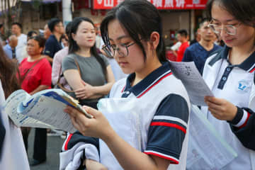 大学受験生1300人、試験会場へ　中国・武夷山市
