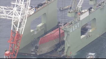 炎上沈没した海上自衛隊の掃海艇「うくしま」船体を引き揚げ…船は長崎・佐世保港に運び出火原因調査へ　福岡・宗像市