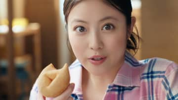 ミスド55周年記念ドーナツ「もっちゅりん」が発売！　今田美桜が”55年目の新食感ドーナツ”を堪能