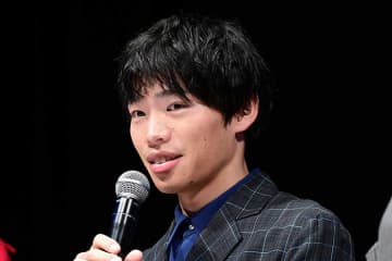 カメラマンとしても話題の人気芸人、大物歌手とハグで「何が起こっているのか…」　SNS驚愕「素敵すぎる」