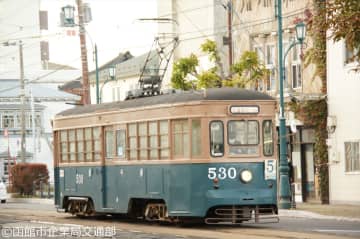 【函館市企業局交通部】「路面電車の日」を記念し、函館市電で人気の530号を記念運行　