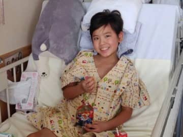 9歳で小児がんと診断され20時間の手術にも耐えたのに､1年後に腫瘍が増大｡すがりついた新薬を服用して3カ月後「奇跡が･･･」【脊髄腫瘍・体験談】