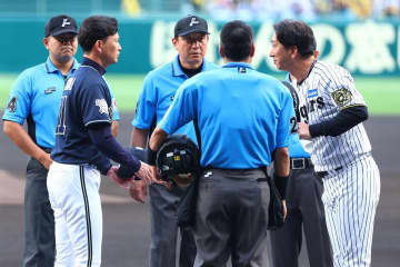 阪神ーオリックス　前夜は警告試合…藤川監督、岸田監督ともにメンバー交換は笑顔で握手