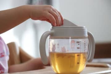 子どもの水分補給。衛生面ではスポーツドリンクより麦茶が要注意?!　梅雨～夏に衛生的に持ち歩く3つのコツとは？【専門家監修】