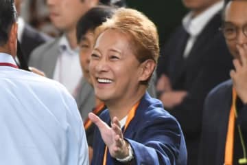 中居正広氏〝徹底抗戦〟のウラに「交際１５年」恋人の存在　献身ぶりに感謝の日々